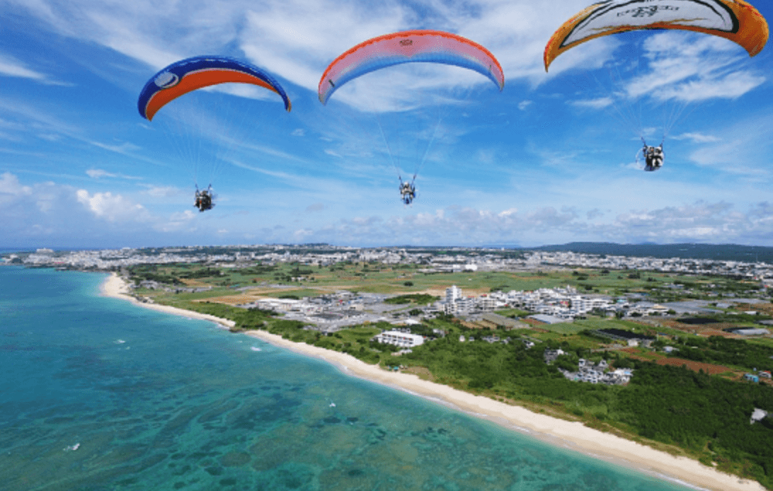 體驗三人飛行沖繩飛行傘