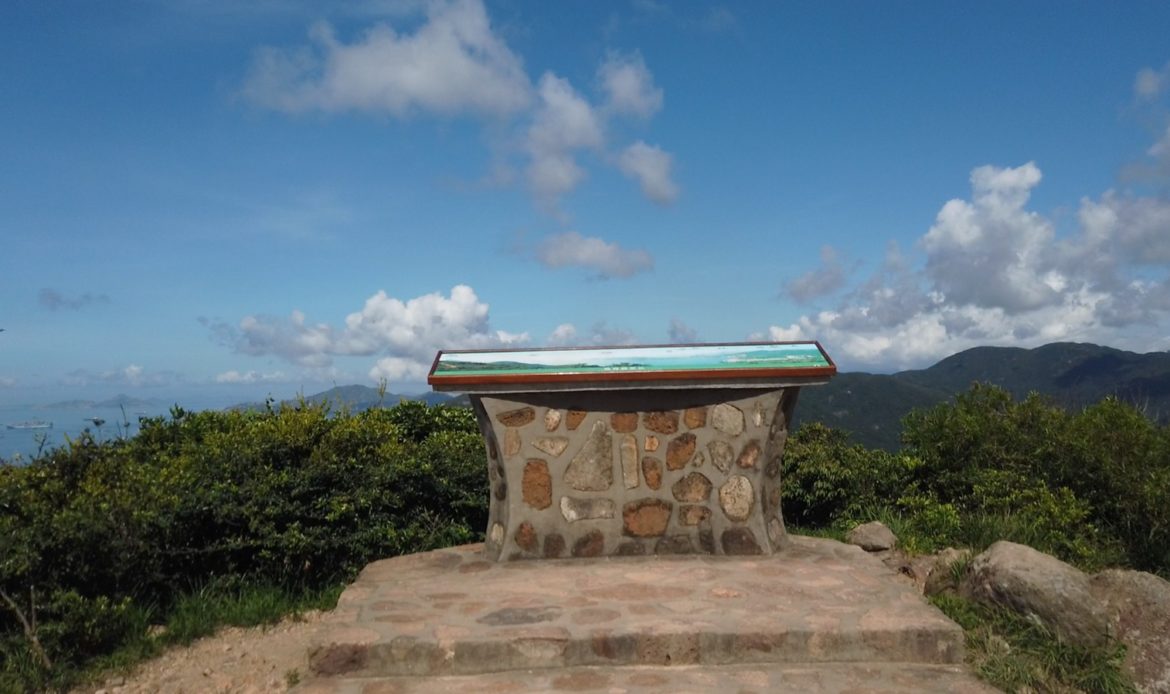 觀景台標示了附近的風景，如大浪灣、東龍島、石澳鄉村俱樂部等。